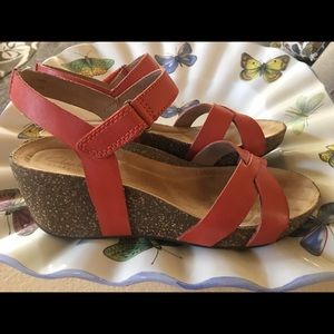 👡Clark’s gently used orange wedge sandals 8m👡